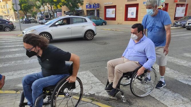 El concejal Curro Martínez (a la derecha),  durante el recorrido en silla de ruedas para conocer de primera mano las barreras existentes contra la movilidad reducida.