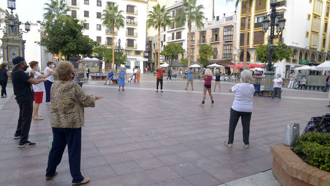 Gimnasia de mayores en la Plaza Alta de Algeciras.