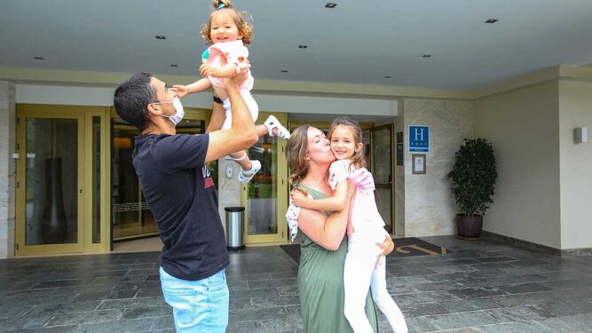 Verónica junto a su familia, llegados de Fuengirola, en la entrada del Hotel Vincci Costa Golf.