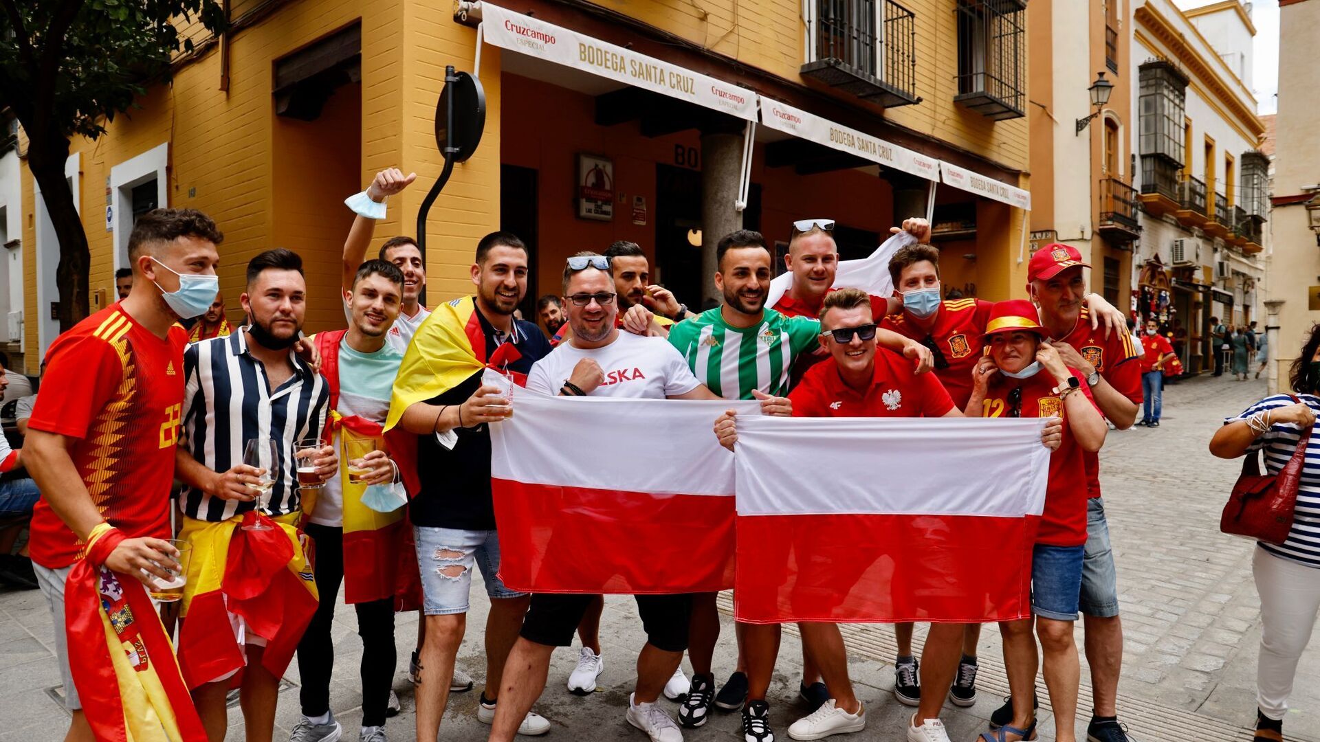 La convivencia entre las aficiones de Espa&ntilde;a y Polonia en Sevilla por la Eurocopa