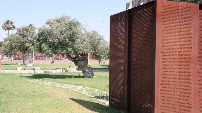 El memorial levantado en el antiguo Penal, donde figuran los nombres de los represaliados en la guerra civil y la posguerra.