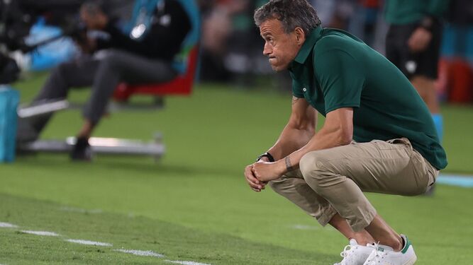 Luis Enrique, pensativo, en cuclillas durante el partido.