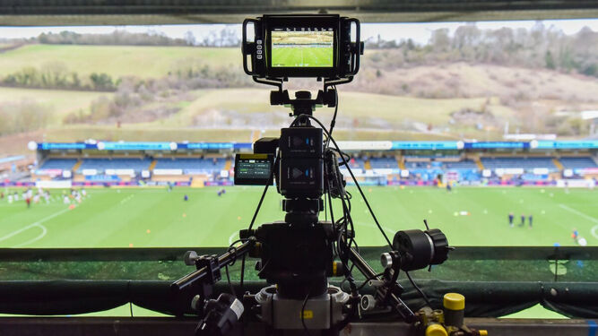 Una cámara, en un estadio de fútbol
