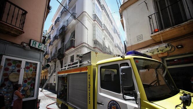Los bomberos sofocan el incendio en una vivienda en la esquina entre las calles Sagasta y Sacramento de Cádiz.