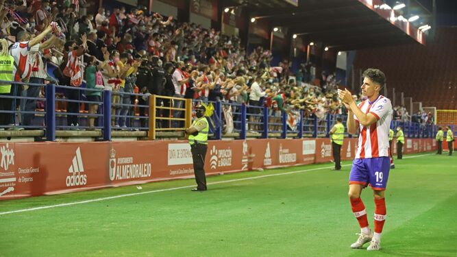 Armando Corbalán saluda a la afición tras el duelo en Extremadura ante la Real Sociedad B.
