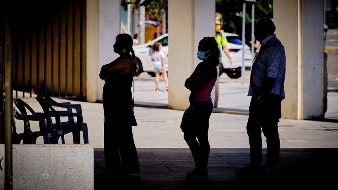 Personas esperando para vacunarse en Cádiz.