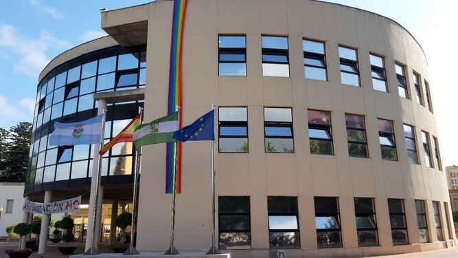 Banderola arcoiris en el Ayuntamiento de La Línea.