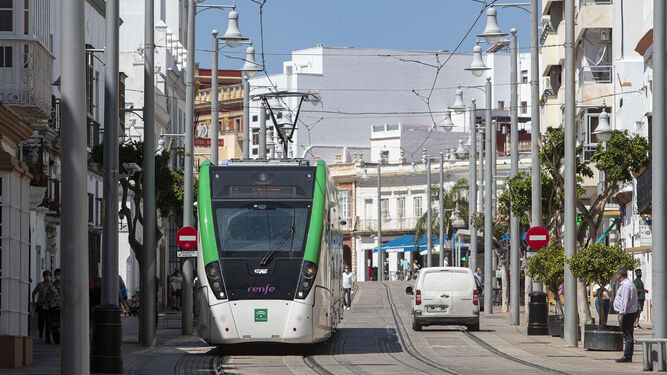 El tranvía metropolitano, en pruebas por la calle Real de San Fernando.