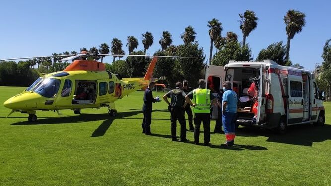 Momento en el que el joven accidentado es recogido por el helicóptero del 061 en el Novo.
