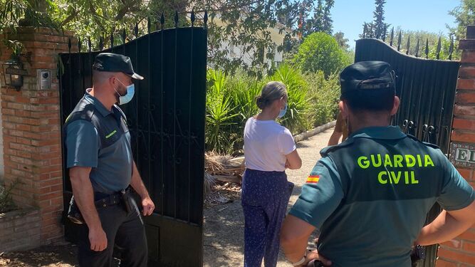 La dueña de la vivienda okupada entra en su propiedad junto a la Guardia Civil