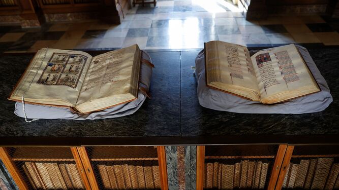Los dos códices de las Cantigas de Alfonso X que atesora el Monasterio del Escorial.