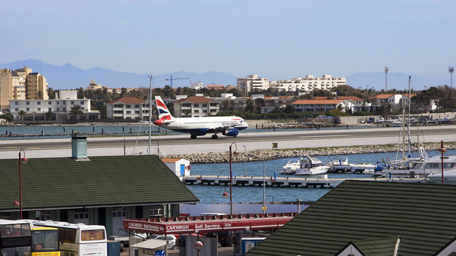 Un avión, en el aeropuerto de Gibraltar.