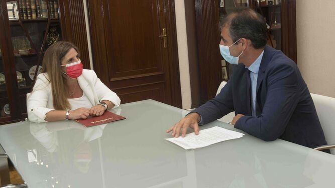 La presidenta de la Diputación, Irene García y  el director de La Almoraima, Emilio Romero.