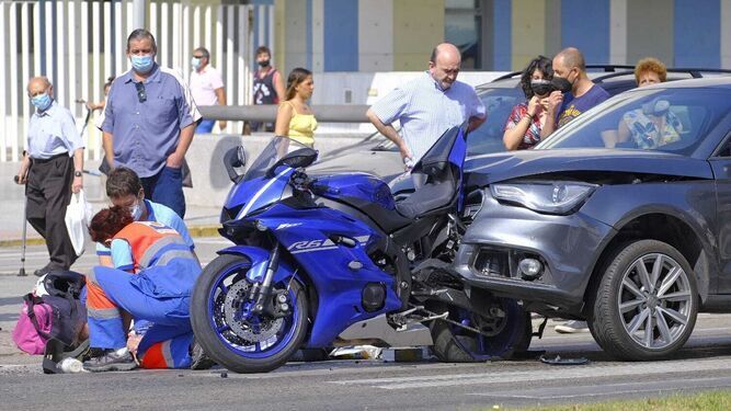 Accidente de tráfico en Cádiz entre un turismo y una moto.