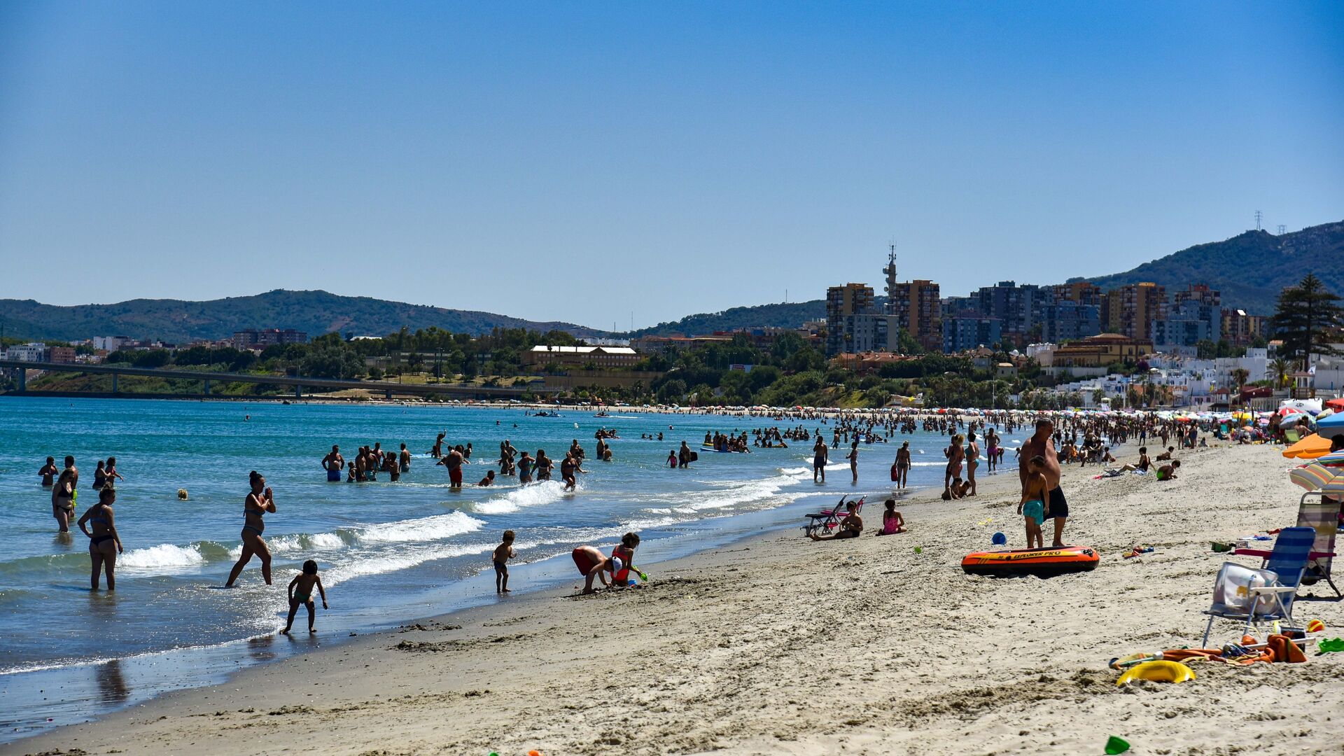 Las fotos del primer domingo de julio en las playas de Algeciras