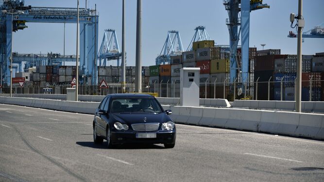 Un turismo circula junto a uno de los radares de la DGT en el Puerto de Algeciras.