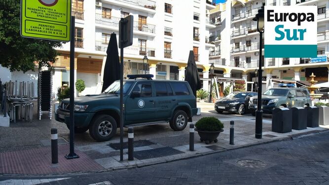Los vehículos de la Guardia Civil durante el registro en la Galería Regina de Algeciras, este martes.