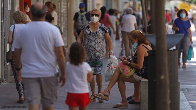 Varias personas con sus mascarillas en Algeciras