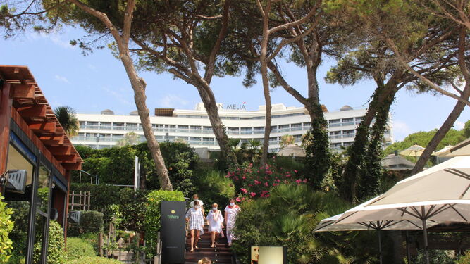 Varias turistas saliendo del hotel Don Pepe Gran Meliá de Marbella.