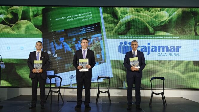 Joaquín Maudos, Eduardo Baamonde y Roberto García en la presentación del cuarto ‘Observatorio sobre el sector agroalimentario español en el contexto europeo. Informe 2020’ de Cajamar