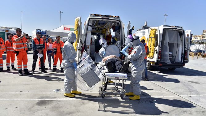 Sanitarios en un simulacro de emergencias en el Puerto de Algeciras.