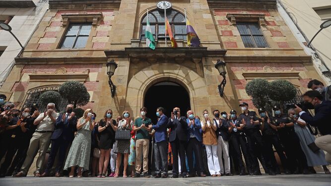 Concentración delante del Ayuntamiento de Algeciras por el funcionario fallecido.