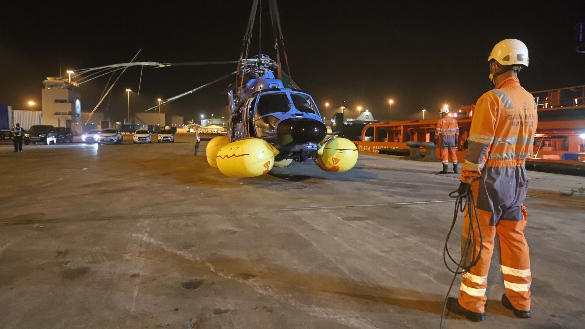 Fotos del traslado a Algeciras del helic&oacute;ptero de Aduanas accidentado