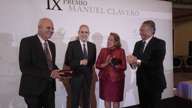 Concha Yoldi y José Joly entregan el IX Premio Clavero a los arquitectos Cruz y Ortiz.