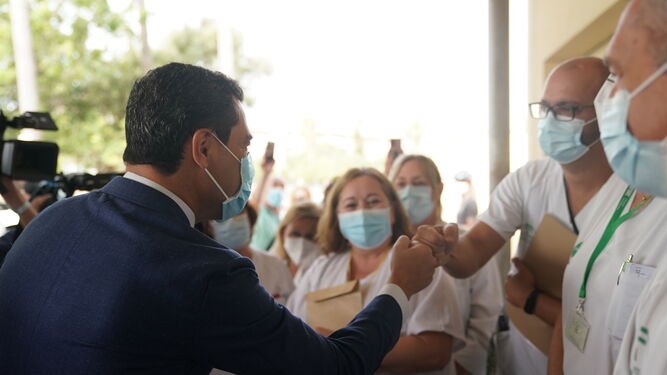Moreno saluda a un sanitario, este lunes a su llegada al Hospital Punta de Europa de Algeciras.