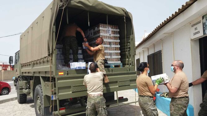 La descarga de alimentos por parte de militares del Grupo SAM, en la iglesia del Carmen de La Línea.