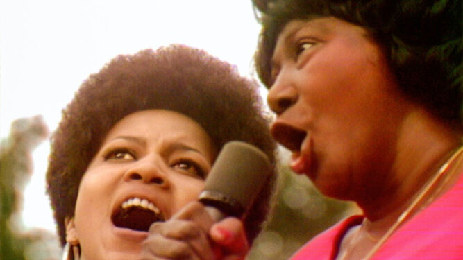 Mavis Staples y Mahalia Jackson cantando un himno gospel.