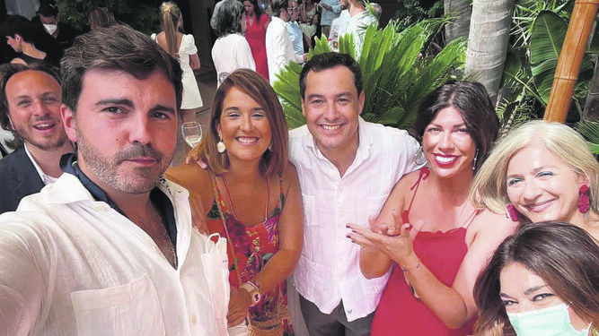 El presidente de Andalucía Juanma Moreno sin mascarilla en una fiesta. La consejera de Cultura, Patricia el Pozo, segunda por la derecha.