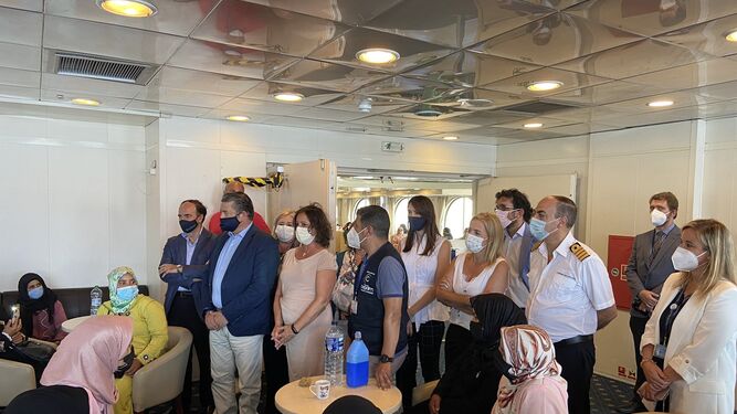 Los responsables de la Junta saludan a la mujeres que retornan a Marruecos en el interior del ferry.
