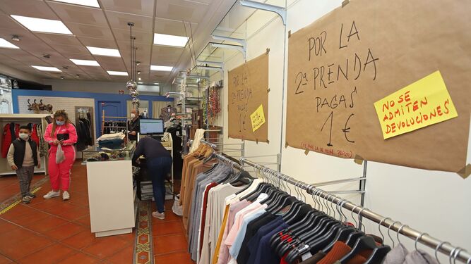 Una tienda de ropa en La Línea.