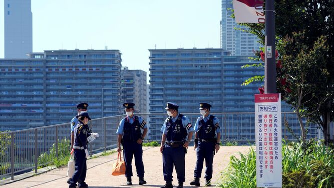 Varios policías japoneses en uno de los controles de acceso a la Villa Olímpica