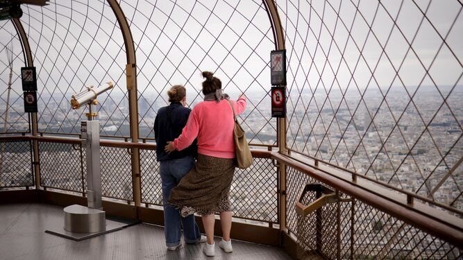 Dos turistas en la torre Eiffel tras la reapertura del monumento este pasado viernes
