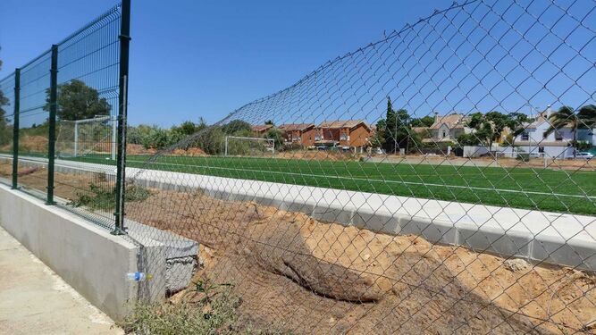 Una imagen del nuevo campo de fútbol de El Águila, con la valla dañada por las personas que se cuelan en el recinto.