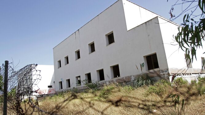 El edificio en el que se construirá el nuevo centro de salud de San José Artesano.