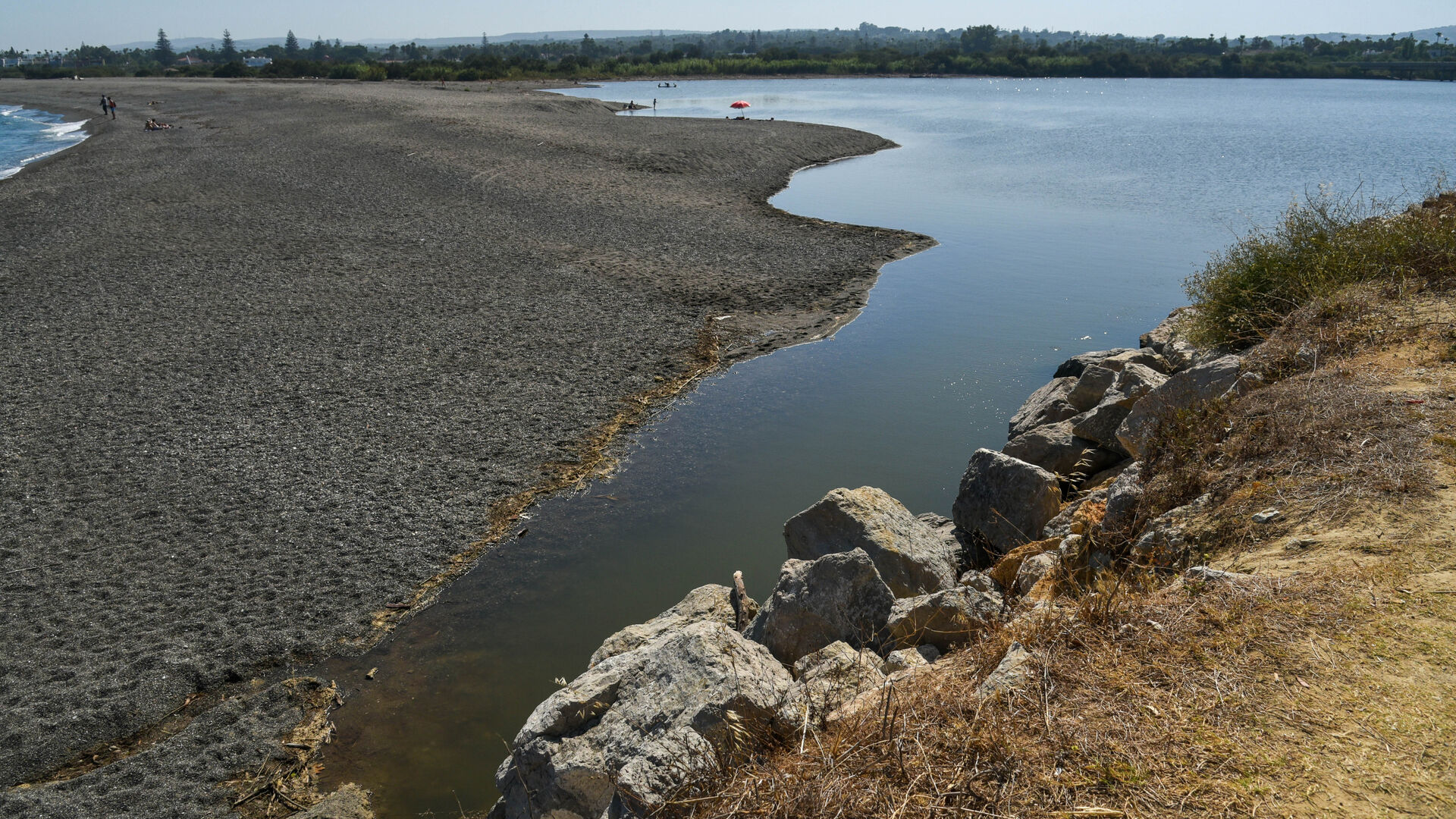 Las fotos de la desembocadura de rio Guadiaro taponada