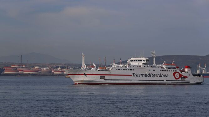 El ferry 'Ciudad de Málaga' navega por la Bahía de Algeciras.