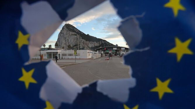 El peñón de Gibraltar, visto entre una bandera de la UE rota.