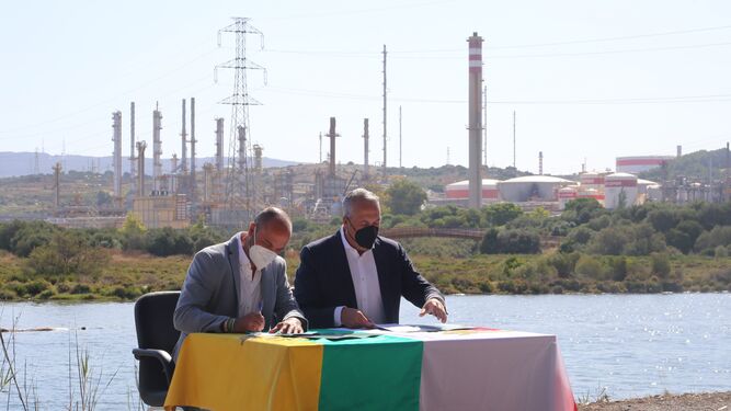 Alconchel y Ruiz Boix firman el protocolo junto al río Guadarranque.