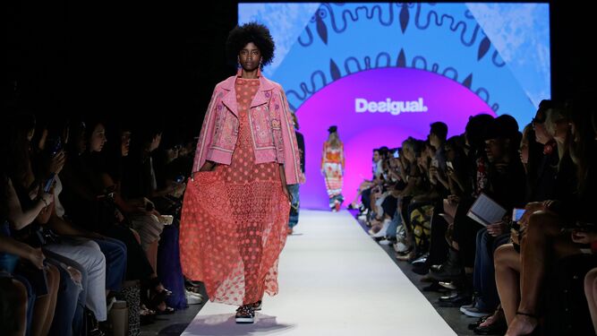 Imagen de archivo de modelos presentando creaciones de la marca española Desigual en la Semana de la Moda de Nueva York de 2016.