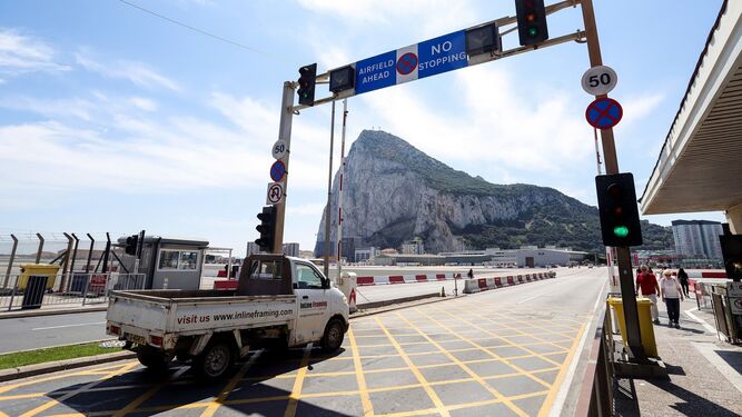El Peñón de Gibraltar, desde las inmediaciones del aeropuerto.