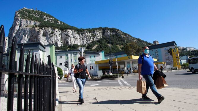 Dos personas pasean en Gibraltar.