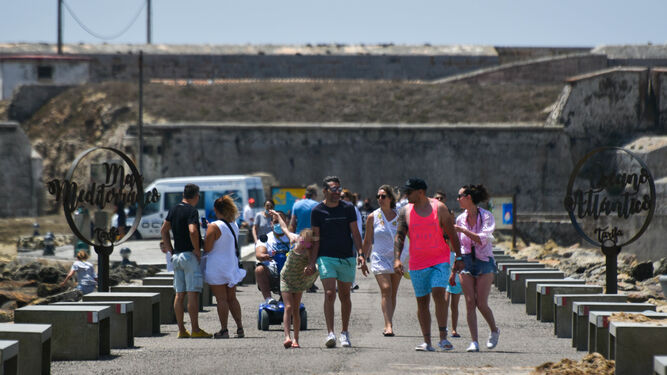 Varias personas pasean por el entorno de la Isla de Tarifa, el pasado fin de semana.