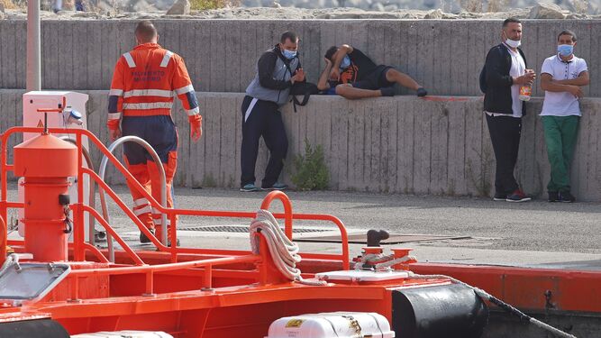 Los cuatro migrantes rescatados en la mañana de este viernes, en el Puerto de Algeciras.