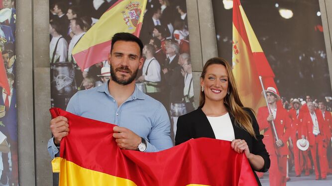 Saúl Craviotto y Mireia Belmonte posan con la bandera española.