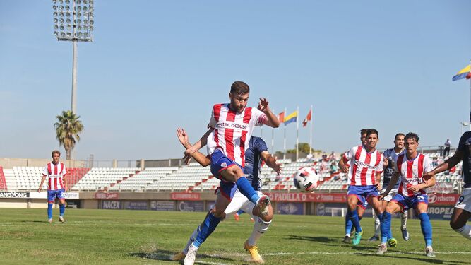 Iván Turrillo chuta para marcar el 2-1 del Algeciras en el duelo ante el Marino.