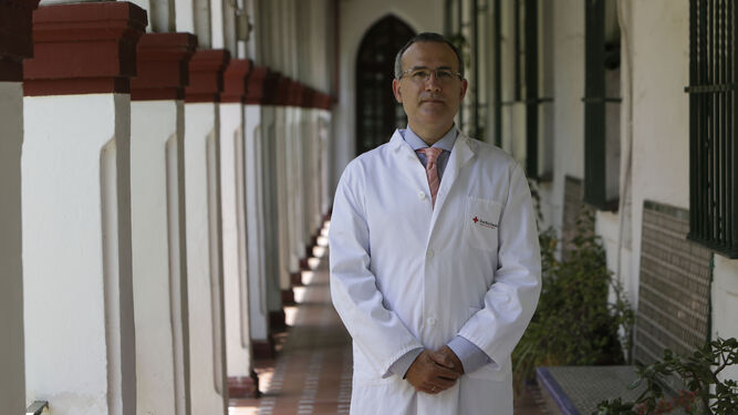 El neurólogo Félix Viñuela en las instalaciones del Hospital Victoria Eugenia de Sevilla.